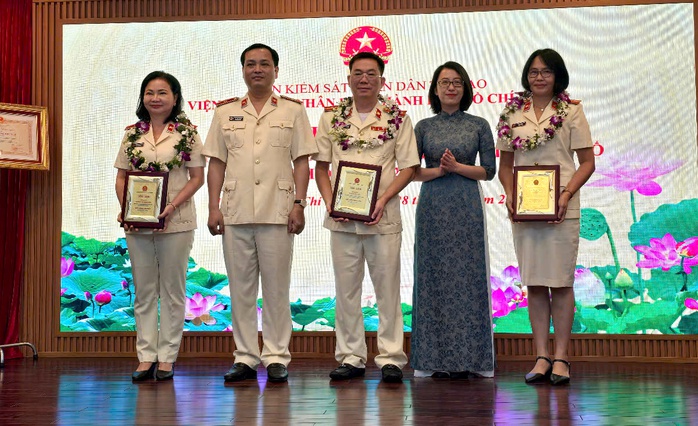 VKSND TP HCM vinh danh nhiều cá nhân, tập thể tiêu biểu- Ảnh 2. VKSND TP HCM vinh danh nhiều cá nhân, tập thể tiêu biểu- Ảnh 2.