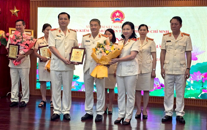 VKSND TP HCM vinh danh nhiều cá nhân, tập thể tiêu biểu- Ảnh 3. VKSND TP HCM vinh danh nhiều cá nhân, tập thể tiêu biểu- Ảnh 3.