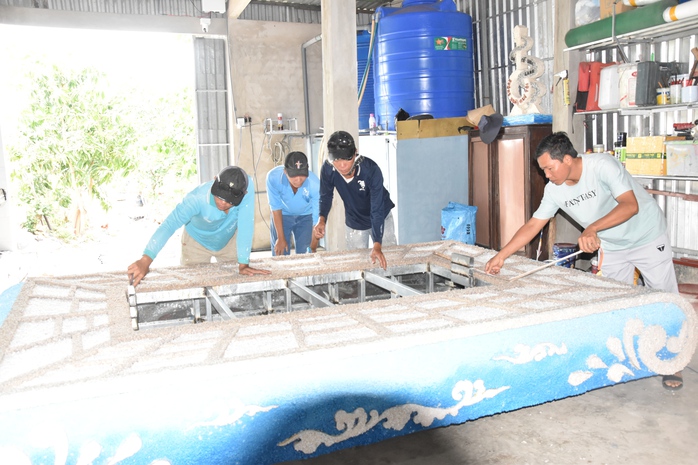 VIDEO: Độc đáo cây đờn kìm làm bằng muối, cao 4m và nặng 500kg- Ảnh 4. VIDEO: Độc đáo cây đờn kìm làm bằng muối, cao 4m và nặng 500kg- Ảnh 4.