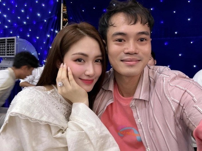Hòa Minzy và cầu thủ Văn Toàn thân đến mức nào?- Ảnh 1. Hòa Minzy và cầu thủ Văn Toàn thân đến mức nào?- Ảnh 1.