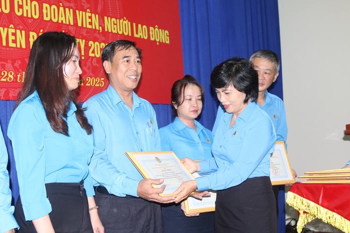 Khánh Hòa: Hơn 58 tỉ đồng chăm lo đời sống người lao động dịp Tết- Ảnh 4. Khánh Hòa: Hơn 58 tỉ đồng chăm lo đời sống người lao động dịp Tết- Ảnh 4.