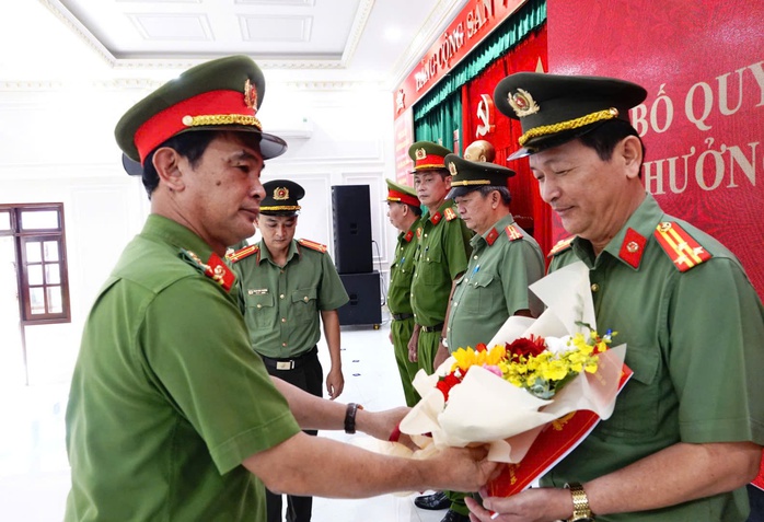 Long An: 28 lãnh đạo cấp phòng, huyện của công an tỉnh nghỉ hưu trước tuổi- Ảnh 2. Long An: 28 lãnh đạo cấp phòng, huyện của công an tỉnh nghỉ hưu trước tuổi- Ảnh 2.