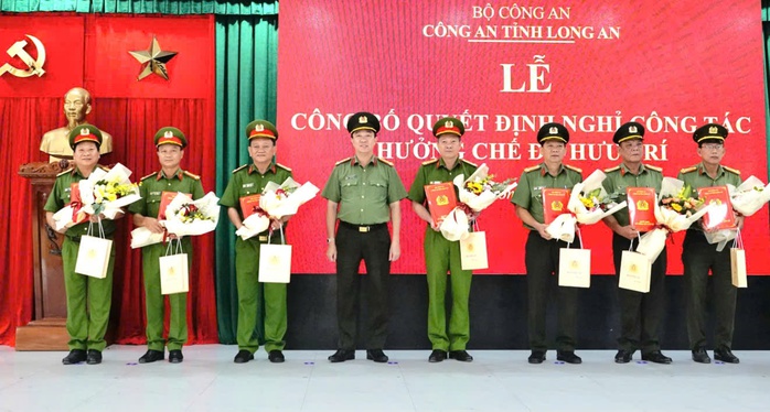 Long An: 28 lãnh đạo cấp phòng, huyện của công an tỉnh nghỉ hưu trước tuổi- Ảnh 3. Long An: 28 lãnh đạo cấp phòng, huyện của công an tỉnh nghỉ hưu trước tuổi- Ảnh 3.