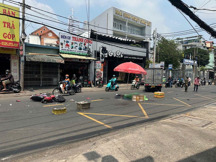 Tai nạn giao thông nghiêm trọng, một nam shipper tử vong- Ảnh 1. Tai nạn giao thông nghiêm trọng, một nam shipper tử vong- Ảnh 1.
