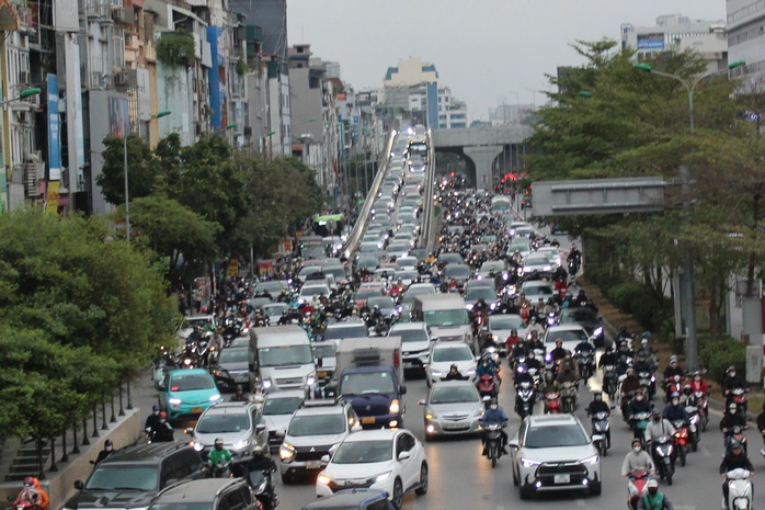 Ngày đầu đi làm sau kỳ nghỉ Tết, nhiều phố Hà Nội ùn tắc- Ảnh 6. Ngày đầu đi làm sau kỳ nghỉ Tết, nhiều phố Hà Nội ùn tắc- Ảnh 6.