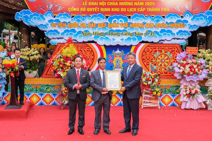 Hàng ngàn người tham dự Lễ khai hội Chùa Hương- Ảnh 2. Hàng ngàn người tham dự Lễ khai hội Chùa Hương- Ảnh 2.