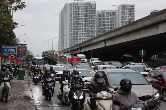 Ngày đầu đi làm sau kỳ nghỉ Tết, nhiều phố Hà Nội ùn tắc- Ảnh 1. Ngày đầu đi làm sau kỳ nghỉ Tết, nhiều phố Hà Nội ùn tắc- Ảnh 1.