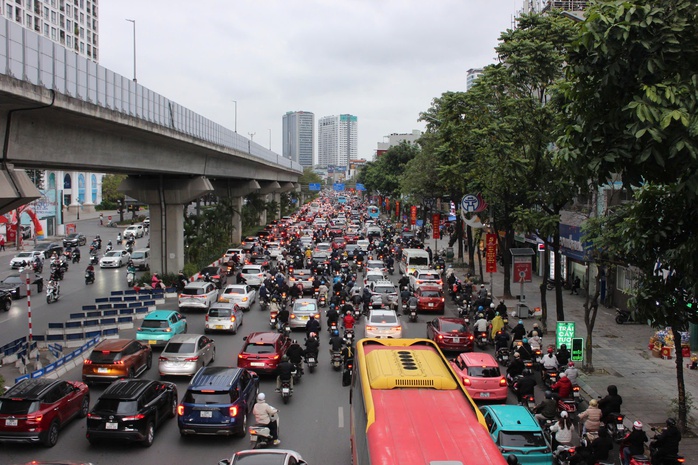 Ngày đầu đi làm sau kỳ nghỉ Tết, nhiều phố Hà Nội ùn tắc- Ảnh 4. Ngày đầu đi làm sau kỳ nghỉ Tết, nhiều phố Hà Nội ùn tắc- Ảnh 4.