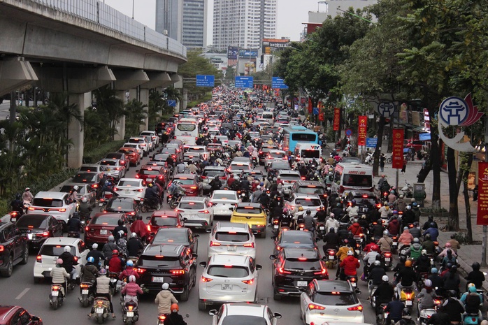 Ngày đầu đi làm sau kỳ nghỉ Tết, nhiều phố Hà Nội ùn tắc- Ảnh 3. Ngày đầu đi làm sau kỳ nghỉ Tết, nhiều phố Hà Nội ùn tắc- Ảnh 3.