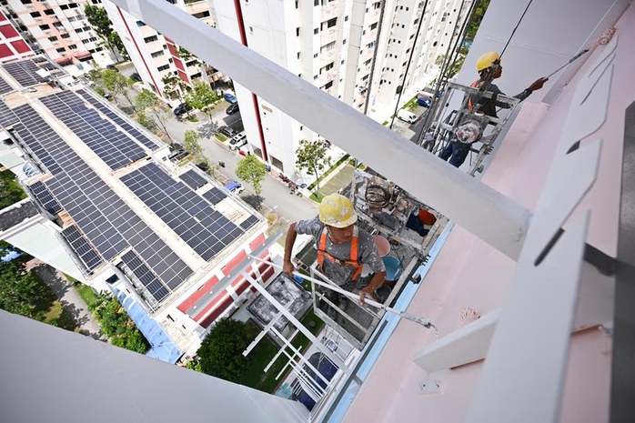 Một tòa nhà của Ủy ban Phát triển nhà ở Singapore (HDB) được phủ sơn phản xạ nhiệt Ảnh: The Straits Times Một tòa nhà của Ủy ban Phát triển nhà ở Singapore (HDB) được phủ sơn phản xạ nhiệt Ảnh: The Straits Times