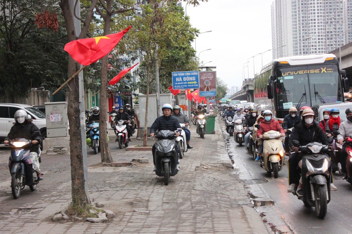 Ngày đầu đi làm sau kỳ nghỉ Tết, nhiều phố Hà Nội ùn tắc- Ảnh 2. Ngày đầu đi làm sau kỳ nghỉ Tết, nhiều phố Hà Nội ùn tắc- Ảnh 2.