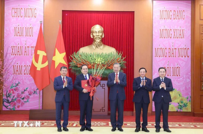 Tổng Bí thư Tô Lâm trao quyết định thành lập các Đảng bộ trực thuộc Trung ương- Ảnh 6. Tổng Bí thư Tô Lâm trao quyết định thành lập các Đảng bộ trực thuộc Trung ương- Ảnh 6.
