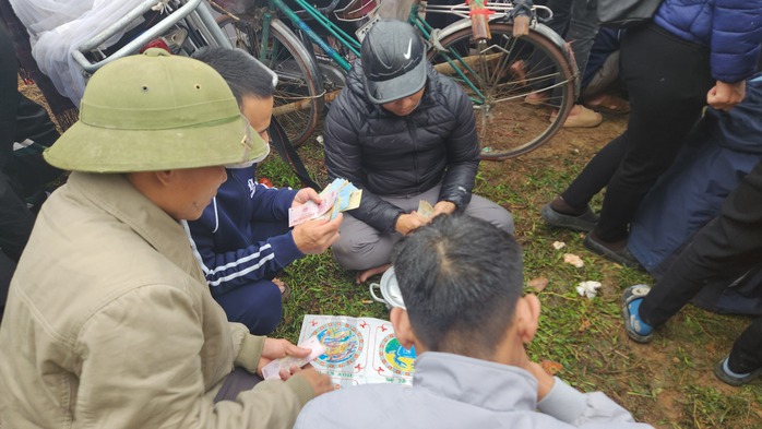 "Đỏ đen" tràn ngập phiên chợ "choảng nhau" ở Thanh Hóa- Ảnh 2. "Đỏ đen" tràn ngập phiên chợ "choảng nhau" ở Thanh Hóa- Ảnh 2.