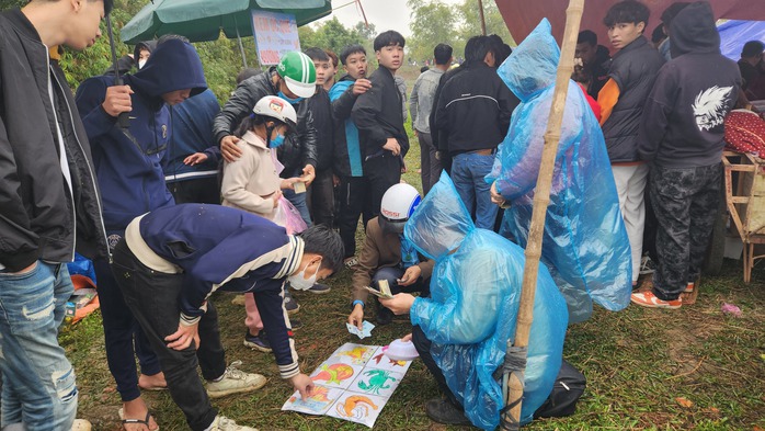"Đỏ đen" tràn ngập phiên chợ "choảng nhau" ở Thanh Hóa- Ảnh 4. "Đỏ đen" tràn ngập phiên chợ "choảng nhau" ở Thanh Hóa- Ảnh 4.