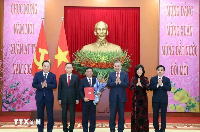 Tổng Bí thư Tô Lâm trao quyết định thành lập các Đảng bộ trực thuộc Trung ương- Ảnh 4. Tổng Bí thư Tô Lâm trao quyết định thành lập các Đảng bộ trực thuộc Trung ương- Ảnh 4.