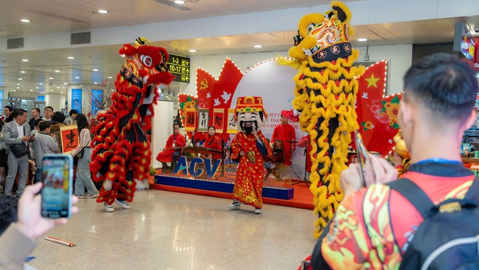 Sân bay Nội Bài tưng bừng sắc xuân với thầy đồ, ca nhạc, múa lân…- Ảnh 3. Sân bay Nội Bài tưng bừng sắc xuân với thầy đồ, ca nhạc, múa lân…- Ảnh 3.