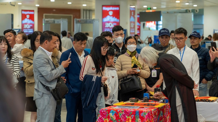 Sân bay Nội Bài tưng bừng sắc xuân với thầy đồ, ca nhạc, múa lân…- Ảnh 5. Sân bay Nội Bài tưng bừng sắc xuân với thầy đồ, ca nhạc, múa lân…- Ảnh 5.