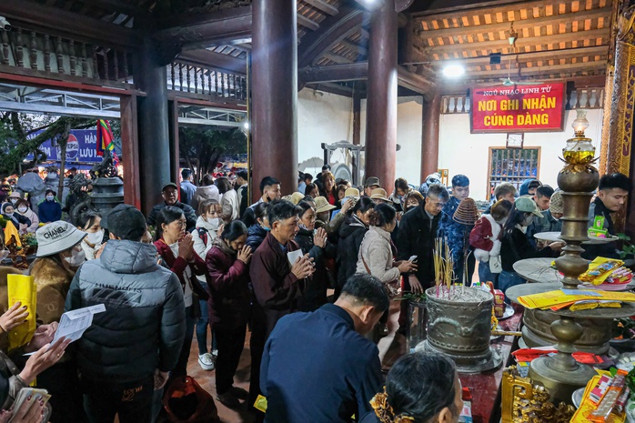 Hàng ngàn người tham dự Lễ khai hội Chùa Hương- Ảnh 7. Hàng ngàn người tham dự Lễ khai hội Chùa Hương- Ảnh 7.
