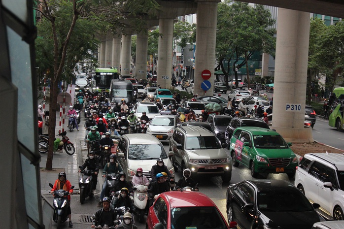 Ngày đầu đi làm sau kỳ nghỉ Tết, nhiều phố Hà Nội ùn tắc- Ảnh 7. Ngày đầu đi làm sau kỳ nghỉ Tết, nhiều phố Hà Nội ùn tắc- Ảnh 7.