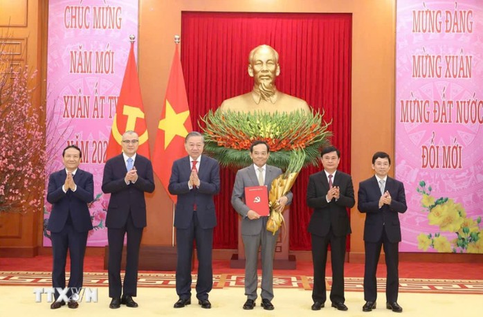 Tổng Bí thư Tô Lâm trao quyết định thành lập các Đảng bộ trực thuộc Trung ương- Ảnh 10. Tổng Bí thư Tô Lâm trao quyết định thành lập các Đảng bộ trực thuộc Trung ương- Ảnh 10.