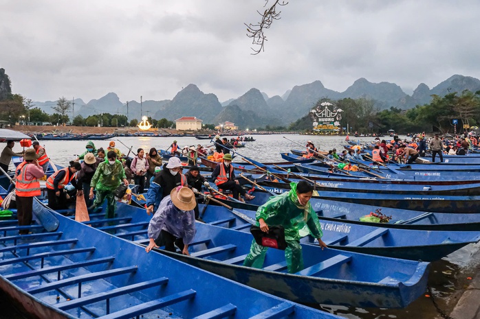 Hàng ngàn người tham dự Lễ khai hội Chùa Hương- Ảnh 5. Hàng ngàn người tham dự Lễ khai hội Chùa Hương- Ảnh 5.