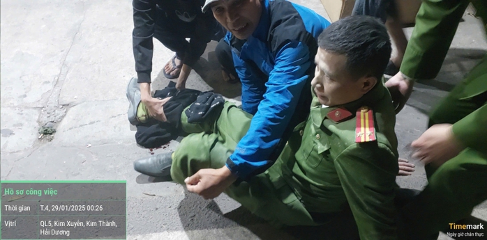 Phó trưởng Công an huyện bị thương khi tham gia chữa cháy- Ảnh 1. Phó trưởng Công an huyện bị thương khi tham gia chữa cháy- Ảnh 1.