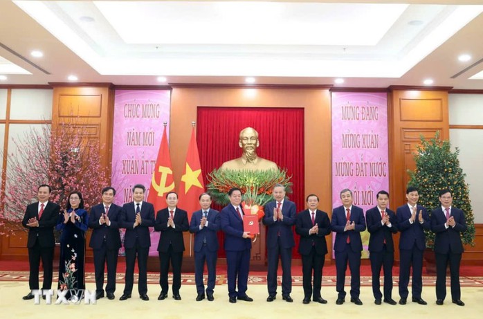 Tổng Bí thư Tô Lâm trao quyết định thành lập các Đảng bộ trực thuộc Trung ương- Ảnh 9. Tổng Bí thư Tô Lâm trao quyết định thành lập các Đảng bộ trực thuộc Trung ương- Ảnh 9.