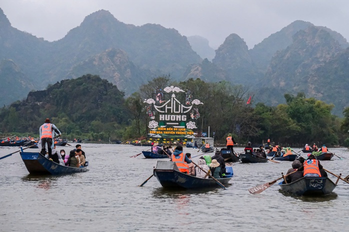 Hàng ngàn người tham dự Lễ khai hội Chùa Hương- Ảnh 6. Hàng ngàn người tham dự Lễ khai hội Chùa Hương- Ảnh 6.