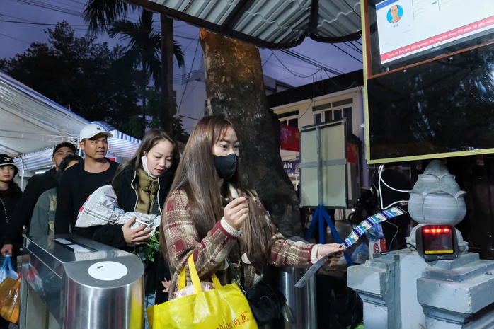 Hàng ngàn người tham dự Lễ khai hội Chùa Hương- Ảnh 3. Hàng ngàn người tham dự Lễ khai hội Chùa Hương- Ảnh 3.