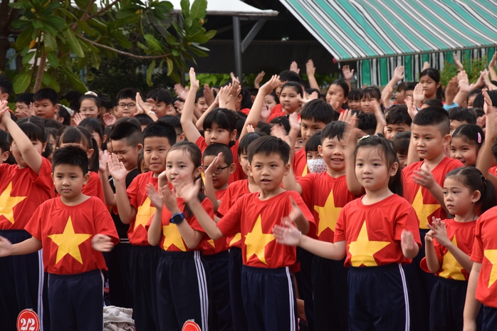 VIDEO: Hơn 1.100 học sinh và thầy cô ở Bạc Liêu mặc áo cờ đỏ sao vàng hát Quốc ca- Ảnh 11. VIDEO: Hơn 1.100 học sinh và thầy cô ở Bạc Liêu mặc áo cờ đỏ sao vàng hát Quốc ca- Ảnh 11.