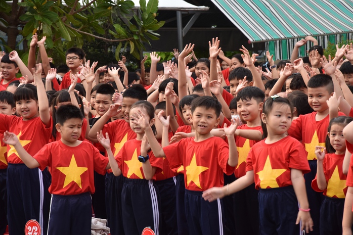 VIDEO: Hơn 1.100 học sinh và thầy cô ở Bạc Liêu mặc áo cờ đỏ sao vàng hát Quốc ca- Ảnh 12. VIDEO: Hơn 1.100 học sinh và thầy cô ở Bạc Liêu mặc áo cờ đỏ sao vàng hát Quốc ca- Ảnh 12.