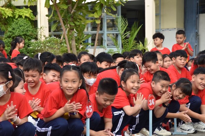 VIDEO: Hơn 1.100 học sinh và thầy cô ở Bạc Liêu mặc áo cờ đỏ sao vàng hát Quốc ca- Ảnh 14. VIDEO: Hơn 1.100 học sinh và thầy cô ở Bạc Liêu mặc áo cờ đỏ sao vàng hát Quốc ca- Ảnh 14.