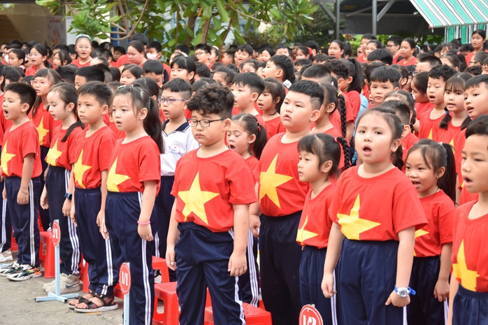 VIDEO: Hơn 1.100 học sinh và thầy cô ở Bạc Liêu mặc áo cờ đỏ sao vàng hát Quốc ca- Ảnh 7. VIDEO: Hơn 1.100 học sinh và thầy cô ở Bạc Liêu mặc áo cờ đỏ sao vàng hát Quốc ca- Ảnh 7.