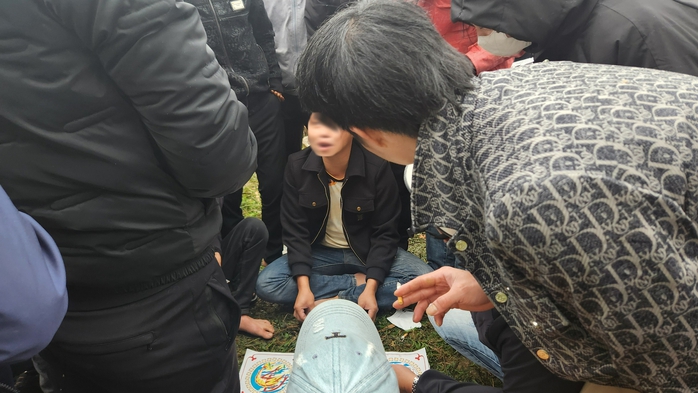 "Đỏ đen" tràn ngập phiên chợ "choảng nhau" ở Thanh Hóa- Ảnh 7. "Đỏ đen" tràn ngập phiên chợ "choảng nhau" ở Thanh Hóa- Ảnh 7.