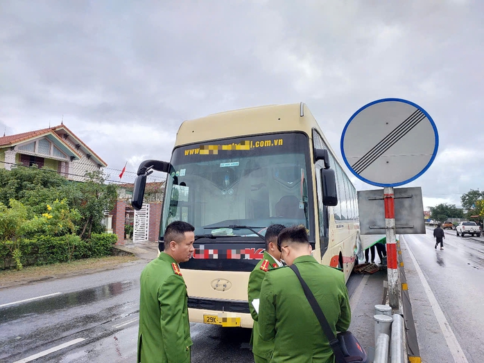 Người phụ nữ va chạm xe khách tử vong, bị kéo lê 20 m - Ảnh 1. Người phụ nữ va chạm xe khách tử vong, bị kéo lê 20 m - Ảnh 1.