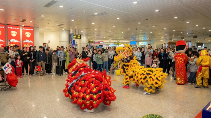 Sân bay Nội Bài tưng bừng sắc xuân với thầy đồ, ca nhạc, múa lân…- Ảnh 8. Sân bay Nội Bài tưng bừng sắc xuân với thầy đồ, ca nhạc, múa lân…- Ảnh 8.