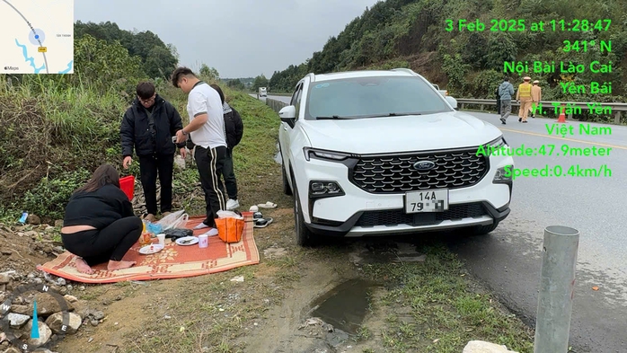 Dừng xe để cả nhà trải chiếu ngồi ăn cơm bên cao tốc, tài xế bị phạt 13 triệu đồng- Ảnh 1. Dừng xe để cả nhà trải chiếu ngồi ăn cơm bên cao tốc, tài xế bị phạt 13 triệu đồng- Ảnh 1.