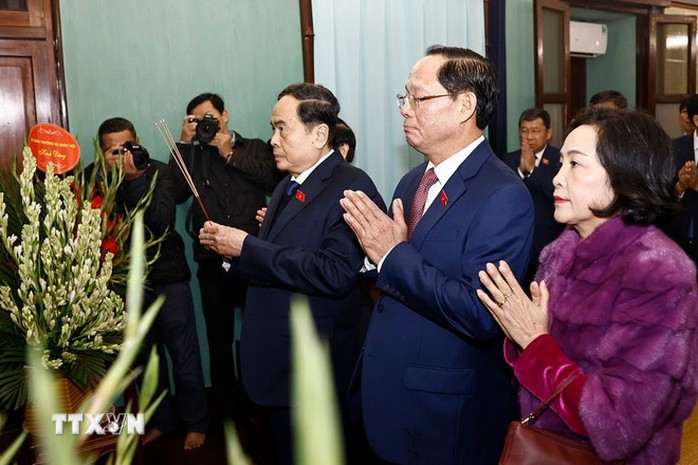 Chủ tịch Quốc hội Trần Thanh Mẫn dâng hương tưởng nhớ Chủ tịch Hồ Chí Minh tại Nhà 67- Ảnh 1. Chủ tịch Quốc hội Trần Thanh Mẫn dâng hương tưởng nhớ Chủ tịch Hồ Chí Minh tại Nhà 67- Ảnh 1.