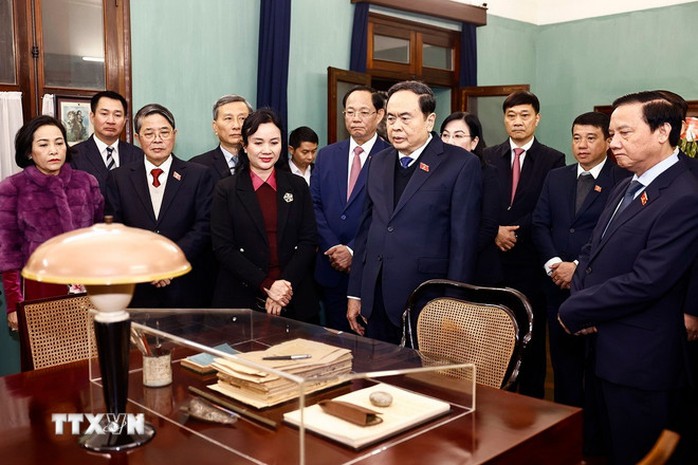 Chủ tịch Quốc hội Trần Thanh Mẫn dâng hương tưởng nhớ Chủ tịch Hồ Chí Minh tại Nhà 67- Ảnh 3. Chủ tịch Quốc hội Trần Thanh Mẫn dâng hương tưởng nhớ Chủ tịch Hồ Chí Minh tại Nhà 67- Ảnh 3.