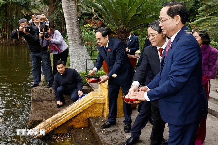 Chủ tịch Quốc hội Trần Thanh Mẫn dâng hương tưởng nhớ Chủ tịch Hồ Chí Minh tại Nhà 67- Ảnh 4. Chủ tịch Quốc hội Trần Thanh Mẫn dâng hương tưởng nhớ Chủ tịch Hồ Chí Minh tại Nhà 67- Ảnh 4.