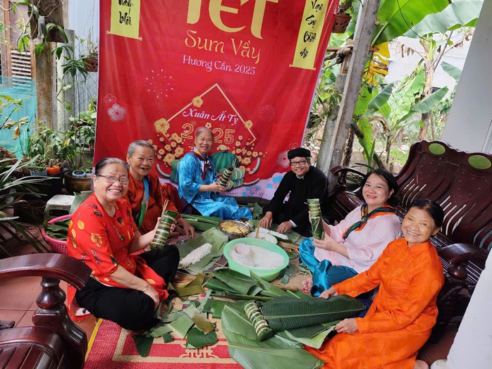 Cuộc thi viết "TẾT THỜI SỐ": Tết thời nay từ làng lên phố- Ảnh 1. Cuộc thi viết "TẾT THỜI SỐ": Tết thời nay từ làng lên phố- Ảnh 1.