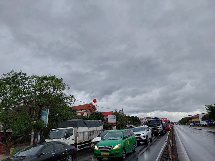 Người phụ nữ va chạm xe khách tử vong, bị kéo lê 20 m - Ảnh 3. Người phụ nữ va chạm xe khách tử vong, bị kéo lê 20 m - Ảnh 3.