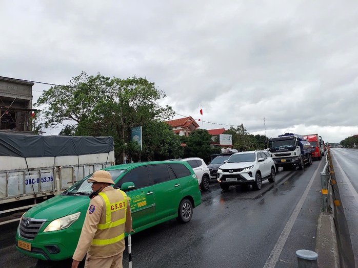 Người phụ nữ va chạm xe khách tử vong, bị kéo lê 20 m - Ảnh 2. Người phụ nữ va chạm xe khách tử vong, bị kéo lê 20 m - Ảnh 2.