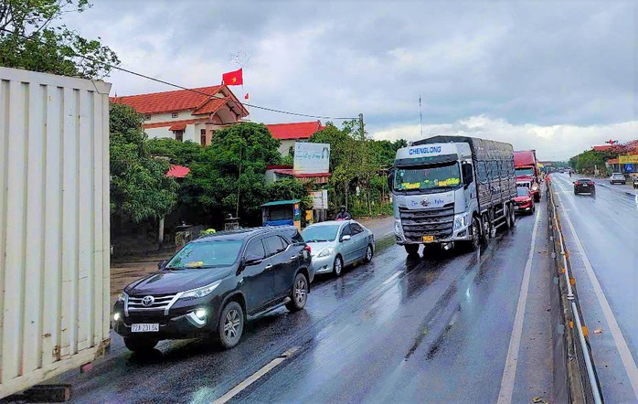 Hàng ngàn ô tô "bò" qua Quảng Bình: Cầu Gianh nghẽn cứng sau Tết!- Ảnh 2. Hàng ngàn ô tô "bò" qua Quảng Bình: Cầu Gianh nghẽn cứng sau Tết!- Ảnh 2.