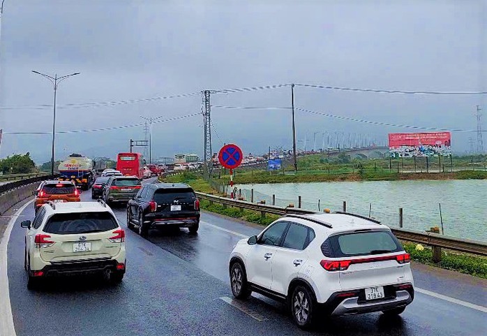 Hàng ngàn ô tô "bò" qua Quảng Bình: Cầu Gianh nghẽn cứng sau Tết!- Ảnh 5. Hàng ngàn ô tô "bò" qua Quảng Bình: Cầu Gianh nghẽn cứng sau Tết!- Ảnh 5.