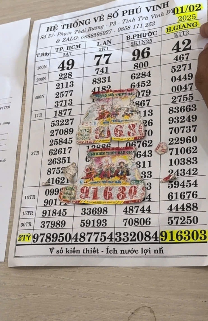 Xôn xao 2 tờ vé số trúng đặc biệt nhưng bị rách nát- Ảnh 1. Xôn xao 2 tờ vé số trúng đặc biệt nhưng bị rách nát- Ảnh 1.