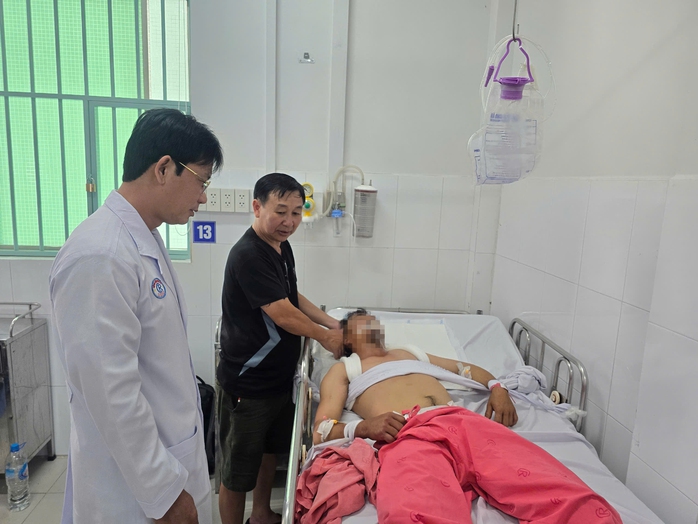 Bệnh nhân đang điều trị tại Khoa Chấn thương sọ não - Bệnh viện Chợ Rẫy (TP HCM) do tai nạn giao thông sau khi sử dụng rượu, biaẢnh: PHẠM DŨNG Bệnh nhân đang điều trị tại Khoa Chấn thương sọ não - Bệnh viện Chợ Rẫy (TP HCM) do tai nạn giao thông sau khi sử dụng rượu, biaẢnh: PHẠM DŨNG