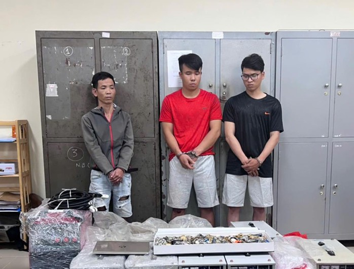 Đối tượng trộm gần nửa tỉ trong đêm mùng 2 Tết ở Đồng Nai đã bị bắt, khám nhà thấy hàng trăm đồng hồ- Ảnh 1. Đối tượng trộm gần nửa tỉ trong đêm mùng 2 Tết ở Đồng Nai đã bị bắt, khám nhà thấy hàng trăm đồng hồ- Ảnh 1.