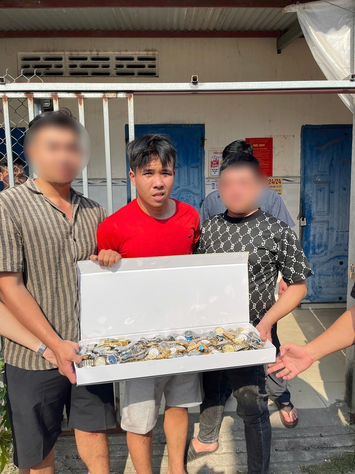 Đối tượng trộm gần nửa tỉ trong đêm mùng 2 Tết ở Đồng Nai đã bị bắt, khám nhà thấy hàng trăm đồng hồ- Ảnh 4. Đối tượng trộm gần nửa tỉ trong đêm mùng 2 Tết ở Đồng Nai đã bị bắt, khám nhà thấy hàng trăm đồng hồ- Ảnh 4.