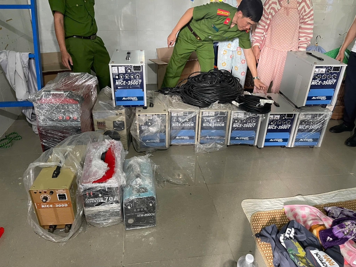 Đối tượng trộm gần nửa tỉ trong đêm mùng 2 Tết ở Đồng Nai đã bị bắt, khám nhà thấy hàng trăm đồng hồ- Ảnh 5. Đối tượng trộm gần nửa tỉ trong đêm mùng 2 Tết ở Đồng Nai đã bị bắt, khám nhà thấy hàng trăm đồng hồ- Ảnh 5.